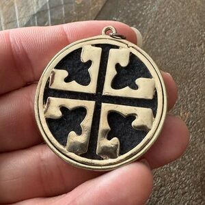 Rare TORY BURCH Pendant Logo Charm Black Leather & Gold Plated Brass 4 Necklace